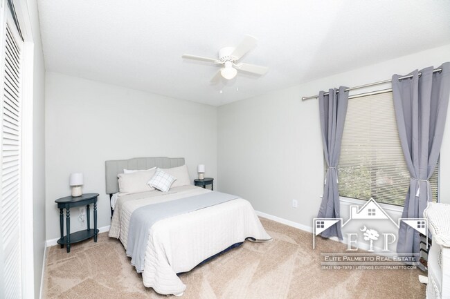 Building Photo - Charming and Spacious Home