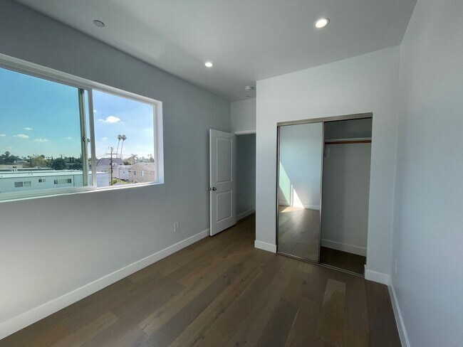 Building Photo - 2129
