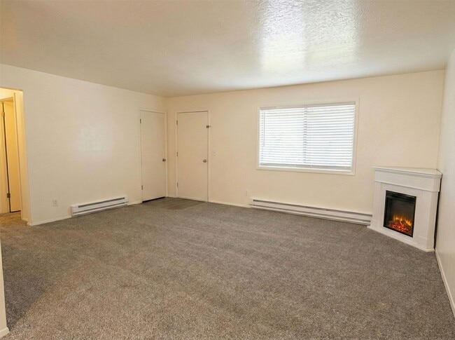 Building Photo - HUGE peaceful unit in Fruitland