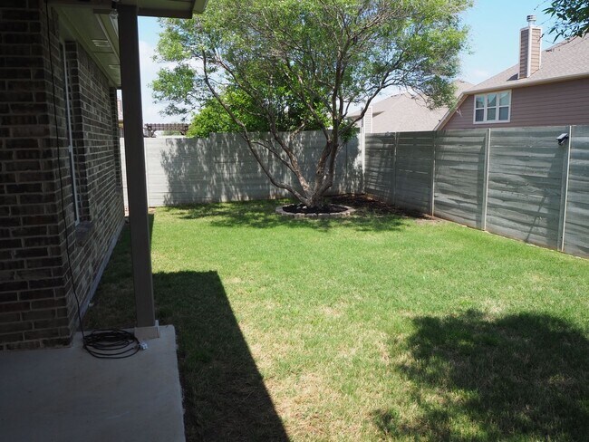 Building Photo - 812 Dove Cv