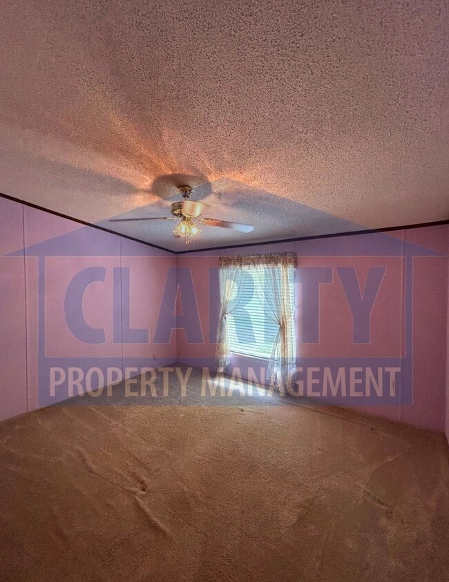 Building Photo - Three bedroom home w/ screened in porch!