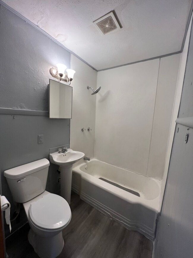 Building Photo - Charming 2-Bedroom, 1-Bathroom Home – $925/Month | Accepting Section 8