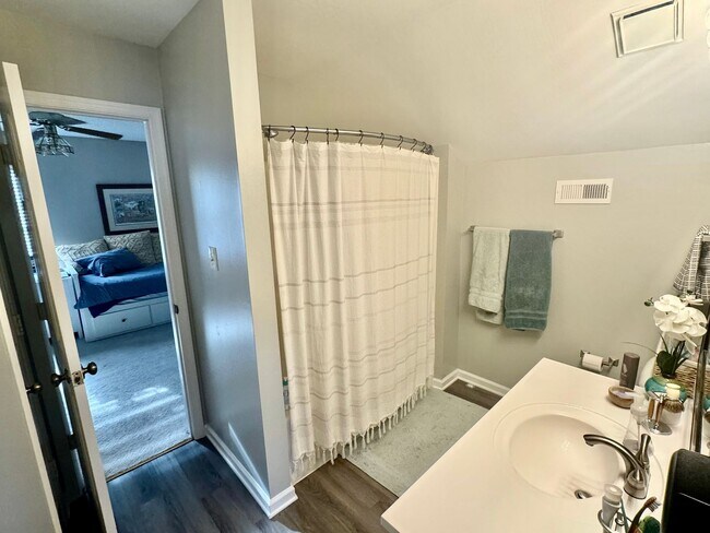 Building Photo - Updated 3BR/2BA with LOFT and Garage!