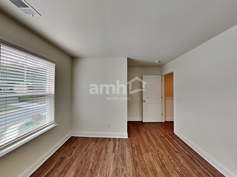 Building Photo - 2050 Brook Enclave Trail