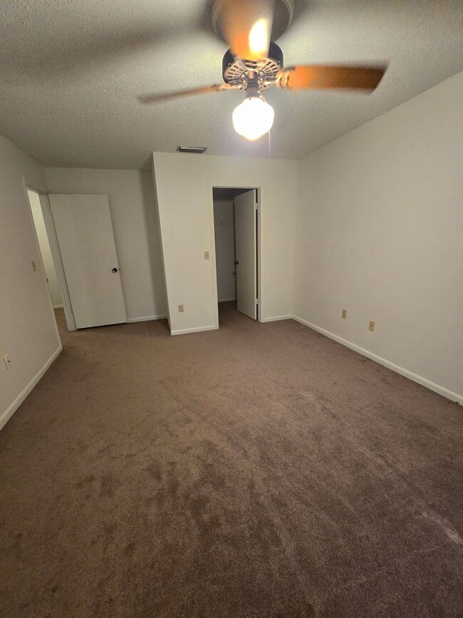 Building Photo - Two Bedroom Condo close to USF
