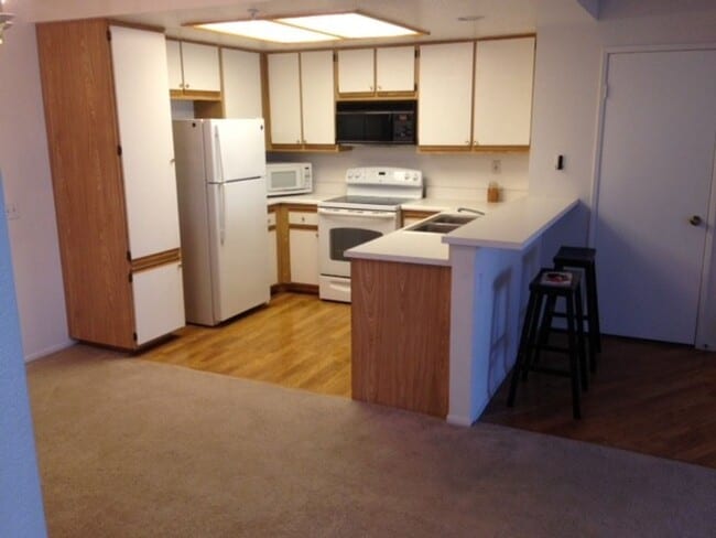 Building Photo - BEAUTIFUL ONE BEDROOM ONE BATH CONDO WITH ...