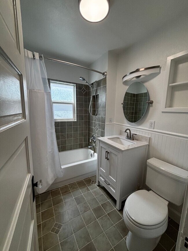 Building Photo - 3 Bedroom 2 Bathroom Home Near FE Warren & Frontier Park