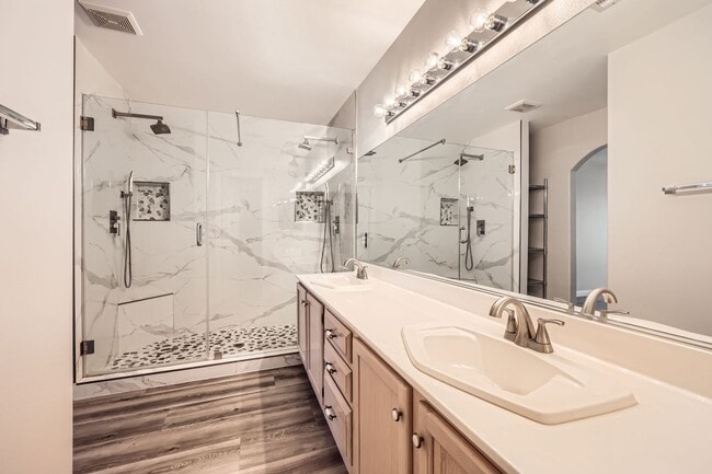 Building Photo - Beautiful and Nicely Remodeled Henderson Townhome!