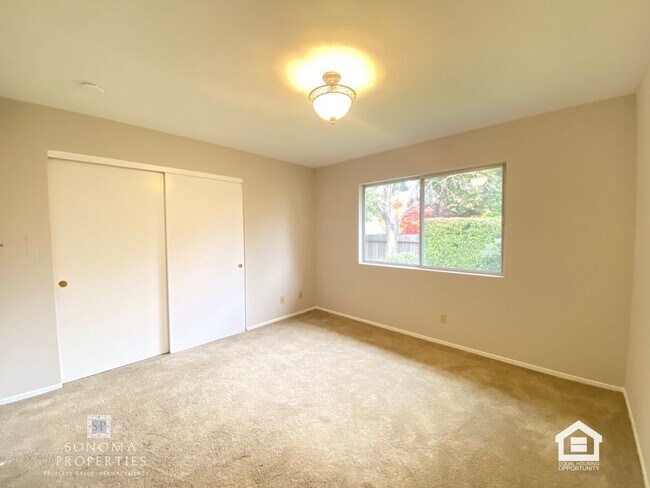 Building Photo - Inviting 1BD/1BA Apartment in Landscaped Sonoma Complex – Close to Everything!