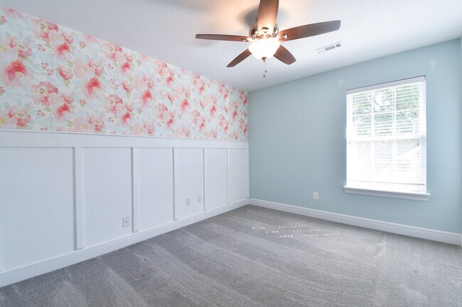 Building Photo - 701 Earls Ct