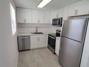 Building Photo - 613 Fanshaw N