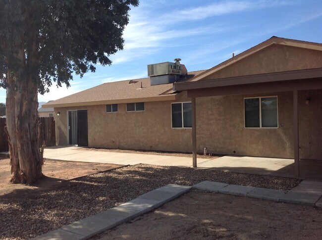 Building Photo - 4 BEDROOM APPLE VALLEY HOME ON CUL DE SAC!