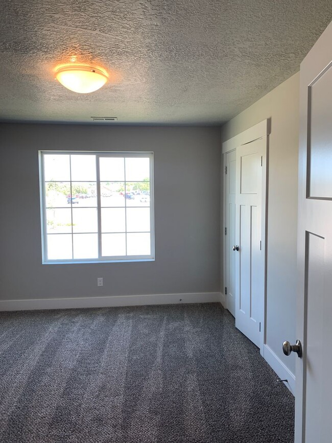 Building Photo - Beautiful 3 Bed, 2 Bath Townhome in Layton