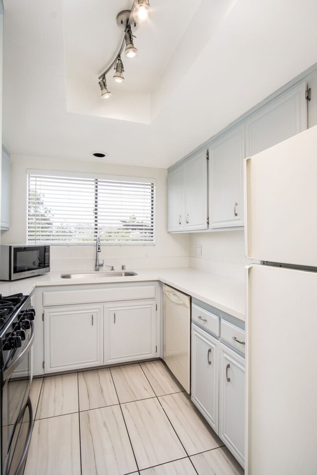 Building Photo - Newly renovated very bright 2 bed condo...