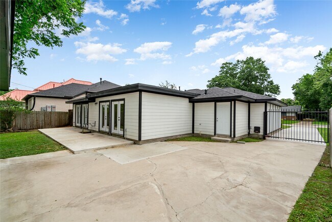 Building Photo - 3302 Westridge St