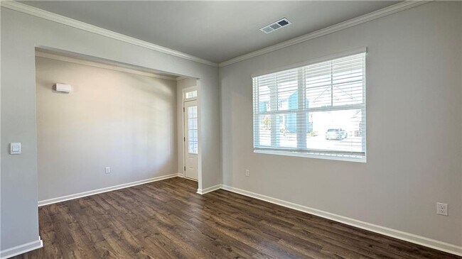 Building Photo - 569 King Vlg