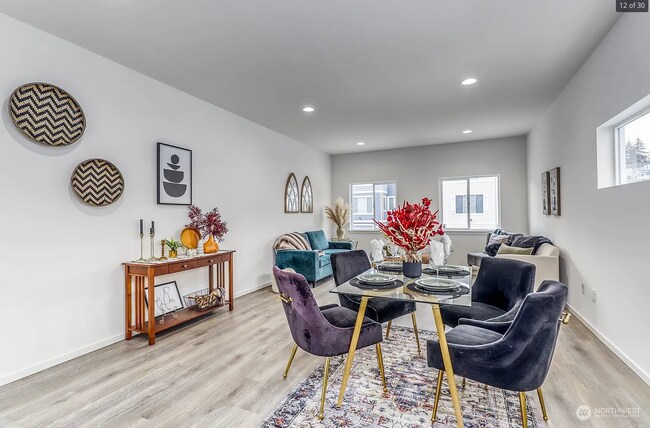 Building Photo - Beautiful, private 2 bed, 2.5 bath townhouse in Silverdale