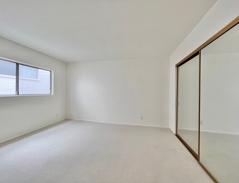 Building Photo - 11639 Chenault St