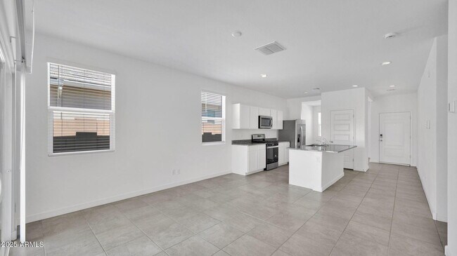 Building Photo - 40035 W Shaver Dr