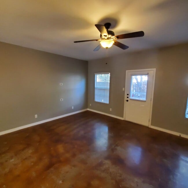 Building Photo - Beautiful Town Home