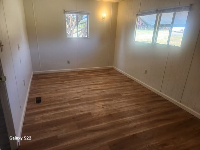 Building Photo - Bright and Cheery, well maintained 2 bedro...