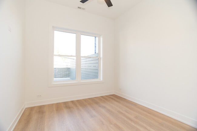 Building Photo - 2042 W Irving Park Rd