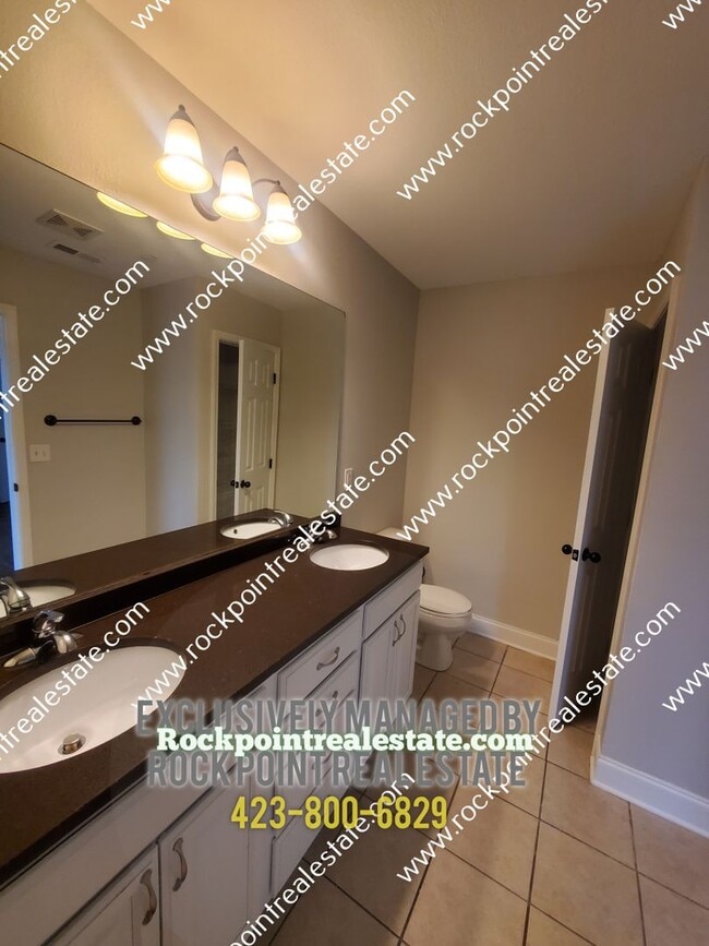 Building Photo - 3 Bedroom 2 Bath Townhouse