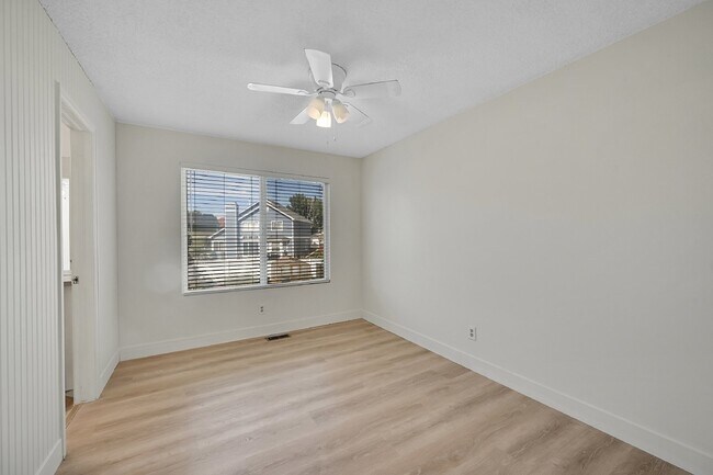 Building Photo - $2,495, 3 beds, 2.5 bath Updated Home in Co Springs with Fenced In Yard!