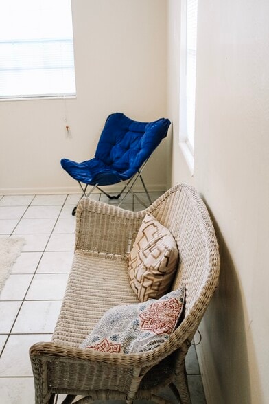 Living area - 825 Essex Dr