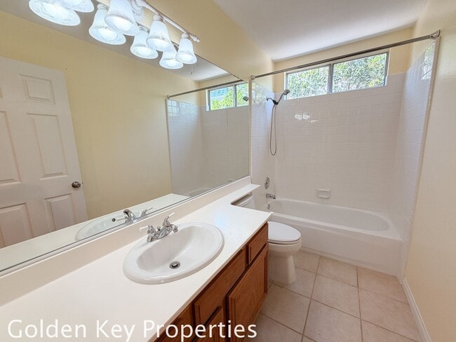 Building Photo - Move-in ready 4 bedroom / 3 bathroom home in Oceanside!