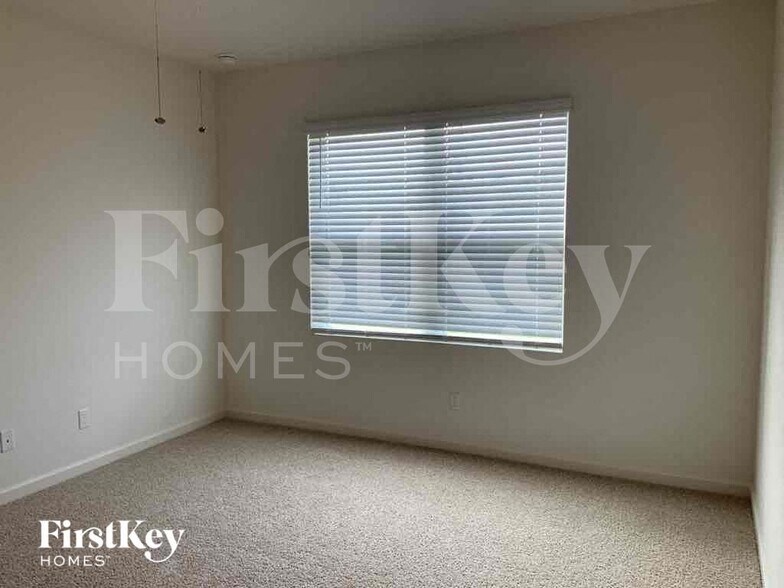 Building Photo - 6938 NW Daffodil Ln