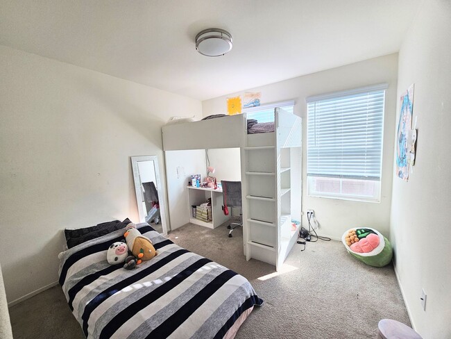 Building Photo - Beautiful Condo In a Nice Neighborhood 2 car garage