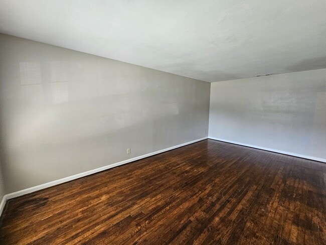 Building Photo - 2bed 1 bath near VA Hospital