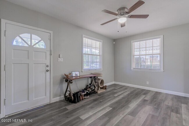 Building Photo - 1358 Hollyhock Cir