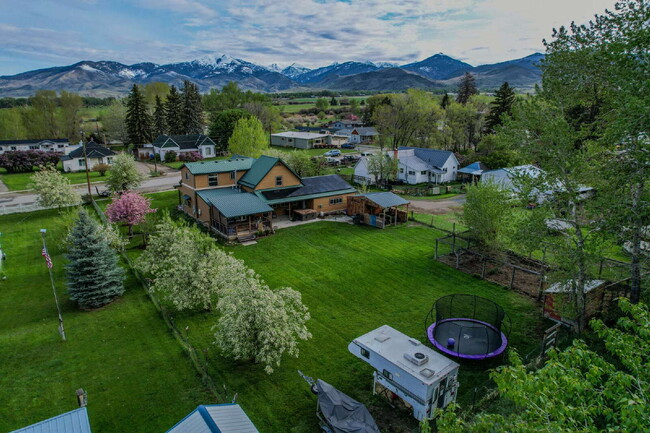 Building Photo - Spacious 4-Bedroom Home in the Heart of Sh...