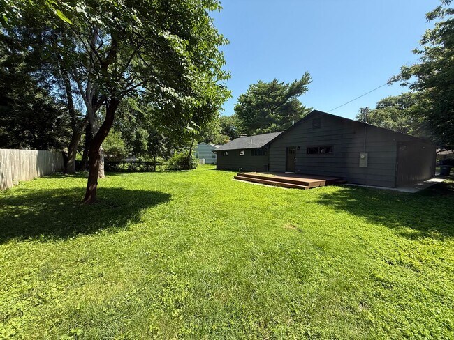 Building Photo - Westwood KS Renovated 3 Bed/2.5 Bath MainLevel Home with Attached Garage and Utilities w/Fee, Own...