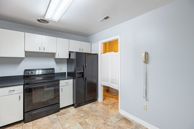 Building Photo - 2 BR/1.5 BA | 1,200 Sq. Ft. | One Block to Metro