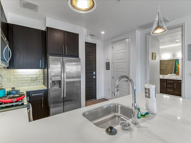 Building Photo - 2121 Holcombe Blvd