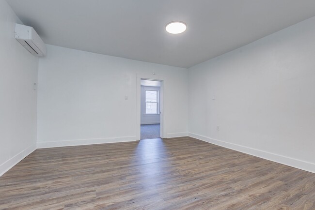 Building Photo - 826 E Warrington Ave