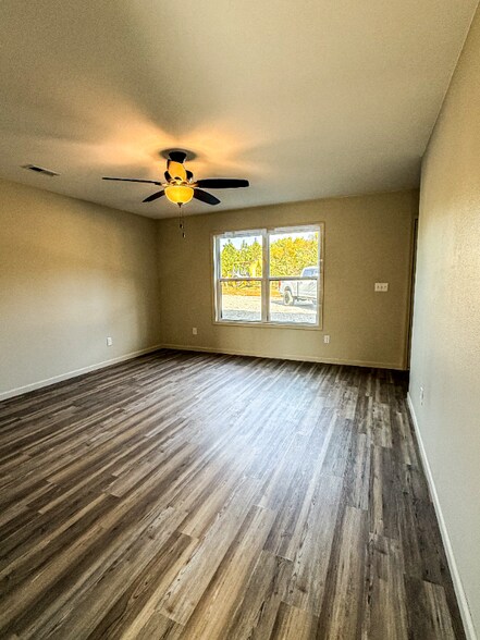 Building Photo - 256 E Outer Rd