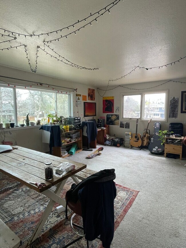 Building Photo - STUDENTS WELCOME! Split-Level Home in Midtown Ft. Collins