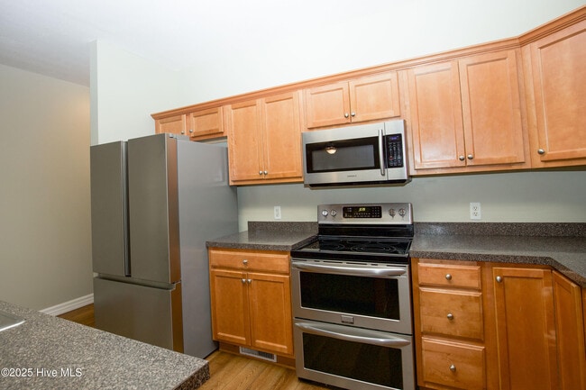Building Photo - 110 Willow Creek Ln