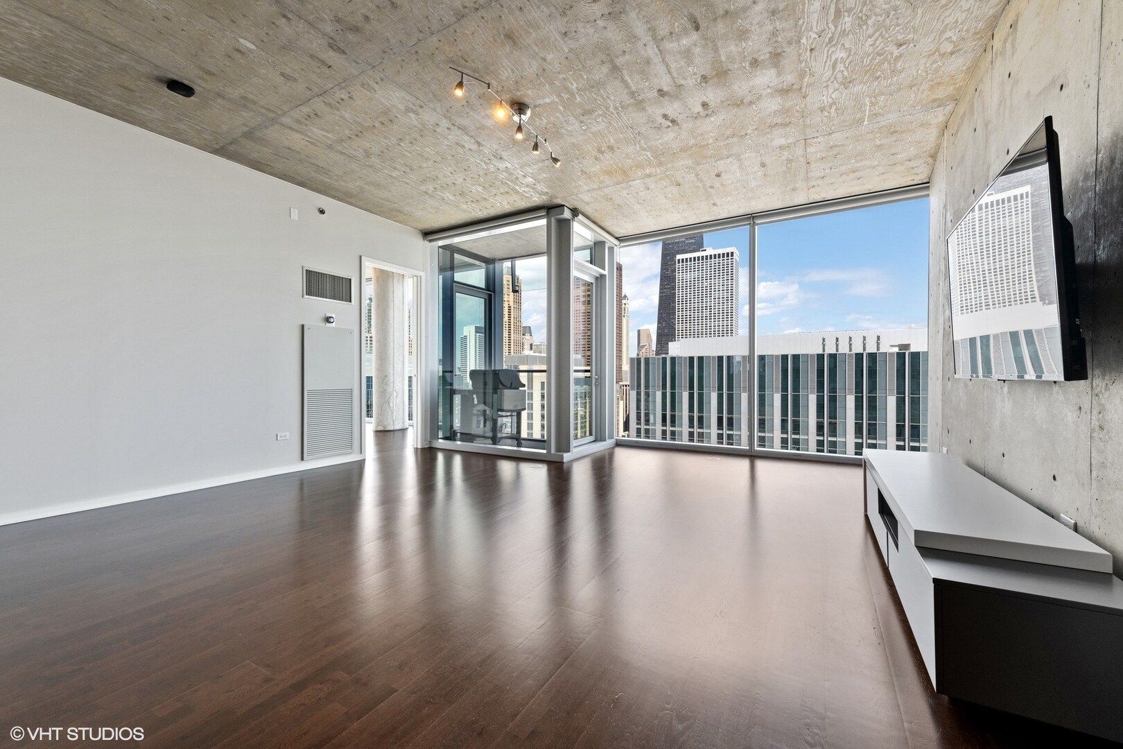 Building Photo - 600 N Fairbanks Ct