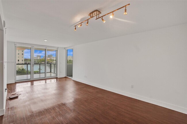 Building Photo - 9261 E Bay Harbor Dr