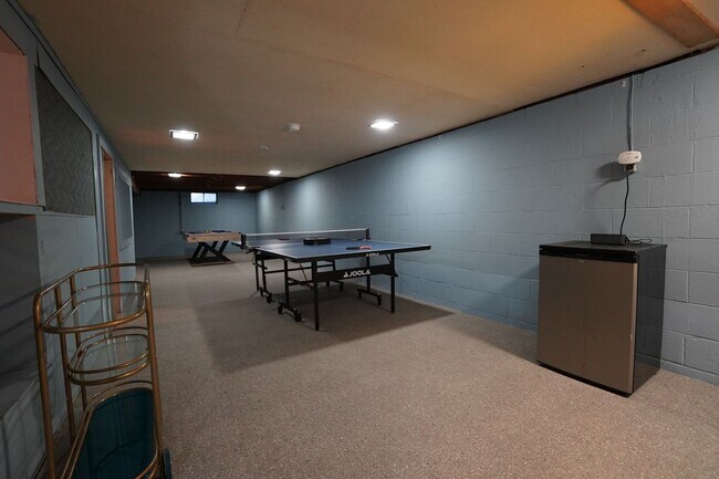 Building Photo - 4 Bedroom 2 Bathroom FULLY FURNISHED Home with Fenced in Backyard and 2 Car Garage