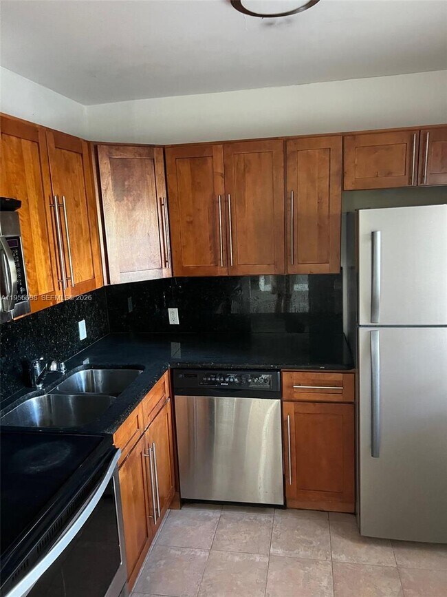 Building Photo - 3301 N Country Club Dr