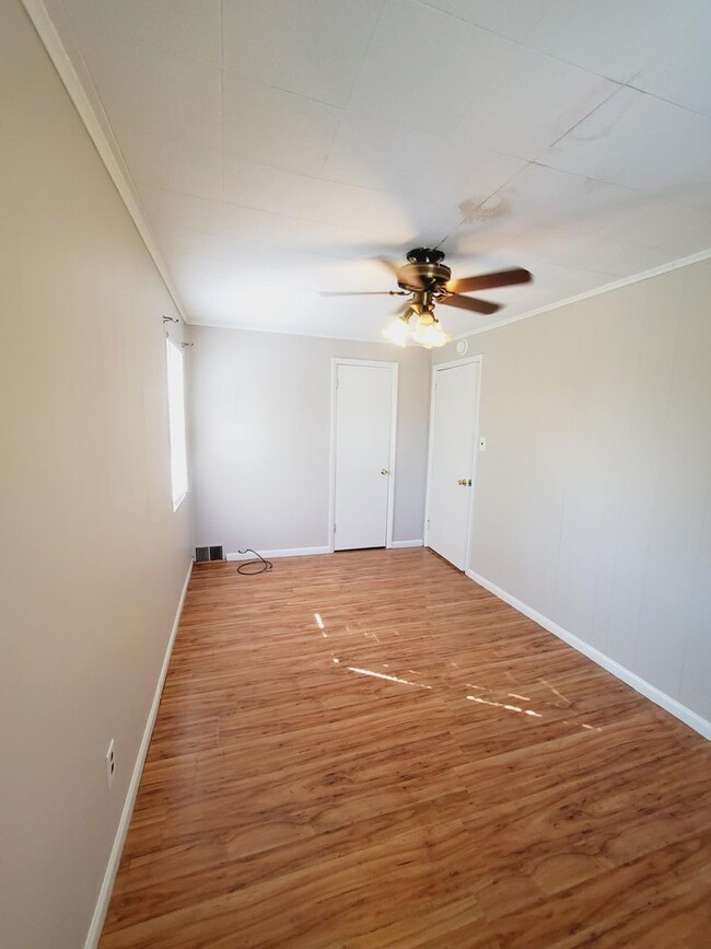 Building Photo - 3 Bed, 1 Bath Townhouse with Fenced Yard, ...