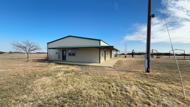 Building Photo - 3 bedroom 2 bathroom Barn dominium on 10 acres! First Month's Free!!