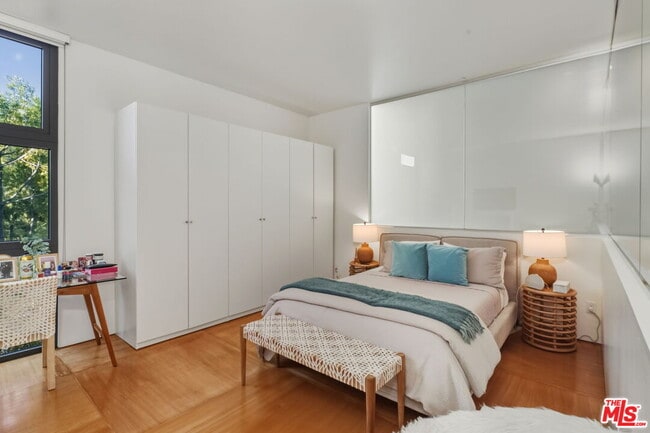 Building Photo - 1849 Fox Hills Dr