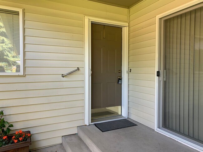 Building Photo - 2 Bed 2 Bath Summerwood Village Condo! Move In Special!
